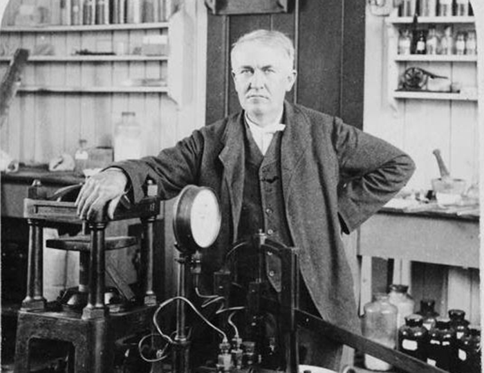 Томас Эдисон был сторонником использования постоянного тока и вел давнюю «научную войну» с Николой Теслой. Убийство Топси стало поводом для Эдисона лишний раз продемонстрировать свою правоту.