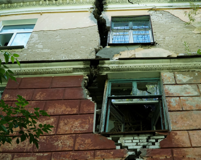 Дома покрываются гигантскими трещинами./Фото:m.59.ru