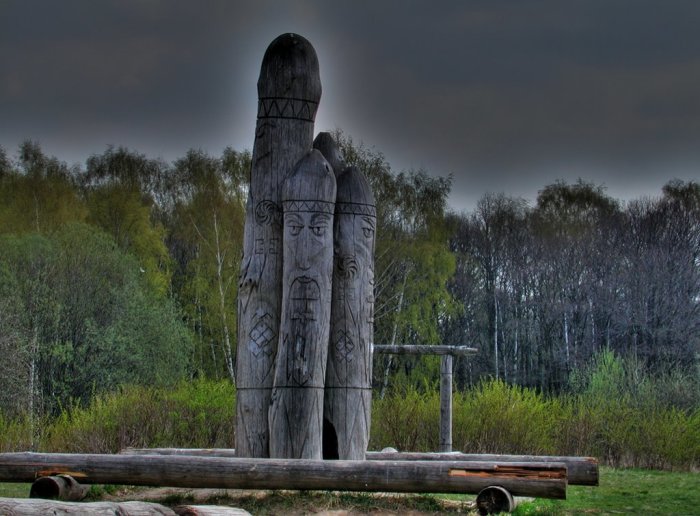 Деревянные идолы навевают мрачные мысли и невероятные домыслы. /Фото:panoramio.com