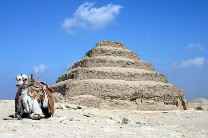 Саккара пирамида Джосера в Египте. /Фото:Charles J Sharp