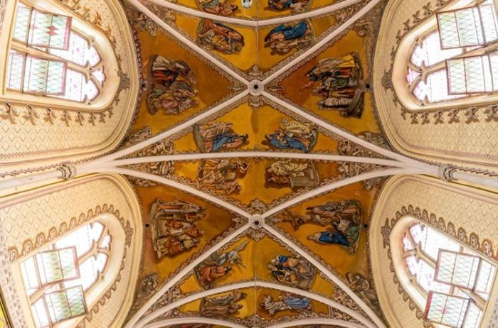Потолок собора в Мумбаи. Фрагмент вертикальной панорамной фотографии.