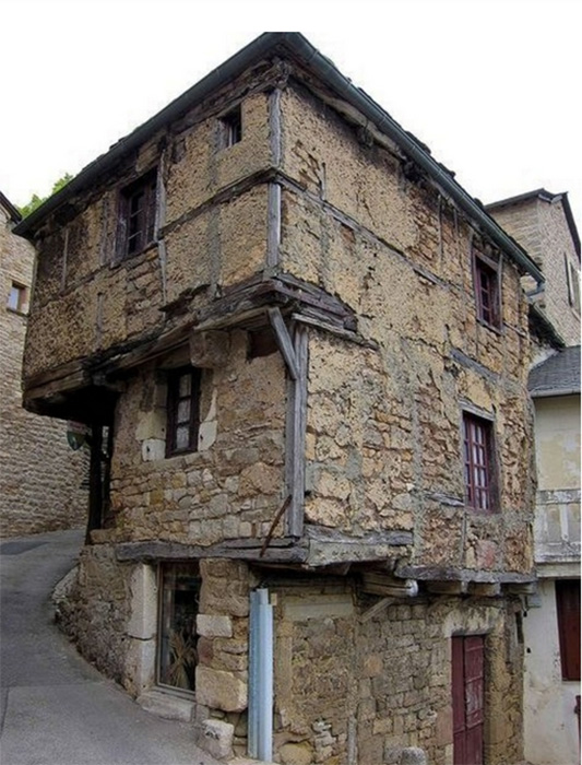 Самый старый жилой каменный дом Европы, предположительно расположен во Франции. /Фото:allworld4us.livejournal.com