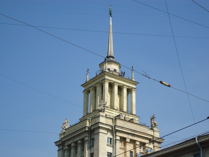 Именно шпиль делает дом таким запоминающимся и визуально высоким. /Фото:bkn.ru