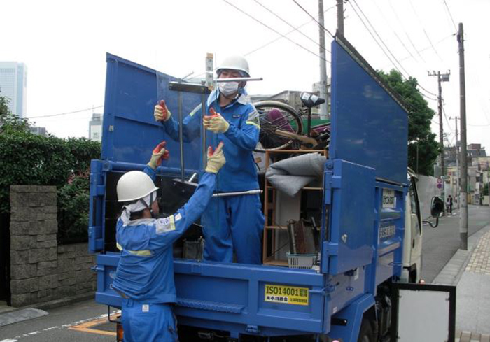 При сборе мусора соблюдаются все меры предосторожности./ Фото: ogawa-syoukai.co.jp