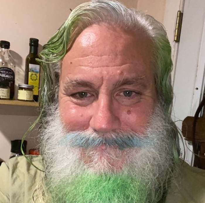 Дедушка выложил в интернете свое фото, пояснив, что видит свои волосы и бороду именно в такой цветовой гамме, и ему так комфортно.