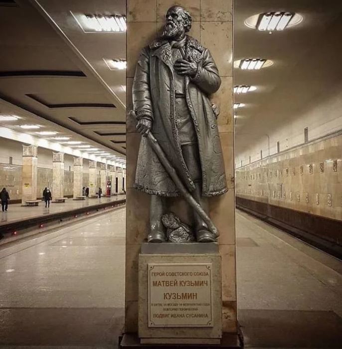 Памятник Кузьмину на станции метро «Партизанская».