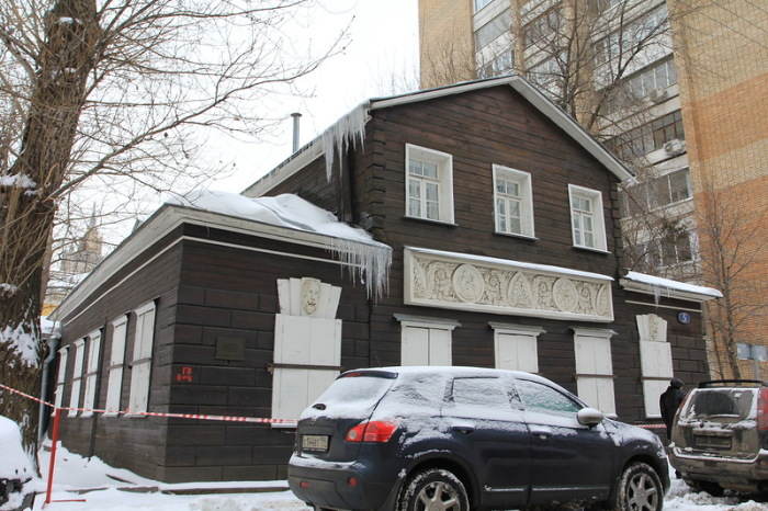 Один из немногих сохранившихся в Москве деревянных домов. /Фото:sergeybond.livejournal.com