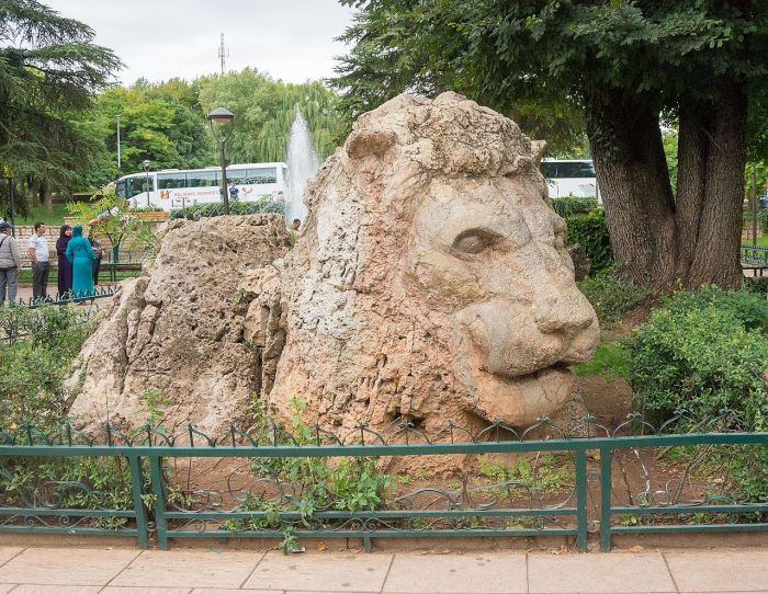 Памятник последнему дикому берберскому льву, убитому здесь, в Атласских горах, в 1920-х годах. Он вырублен из глыбы известняка. /Фото:wikipedia.org
