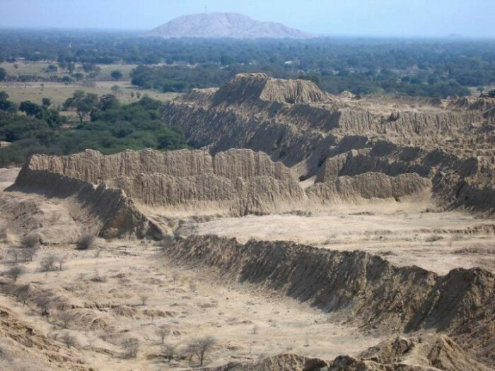 Долина курганов и пирамид в Перу. /Фото:interesnosti.com