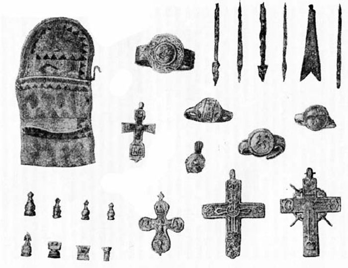 Нательные крестики, ювелирные изделия и другие предметы, найденные в Мангазее. /Фото: из книги М.Белова