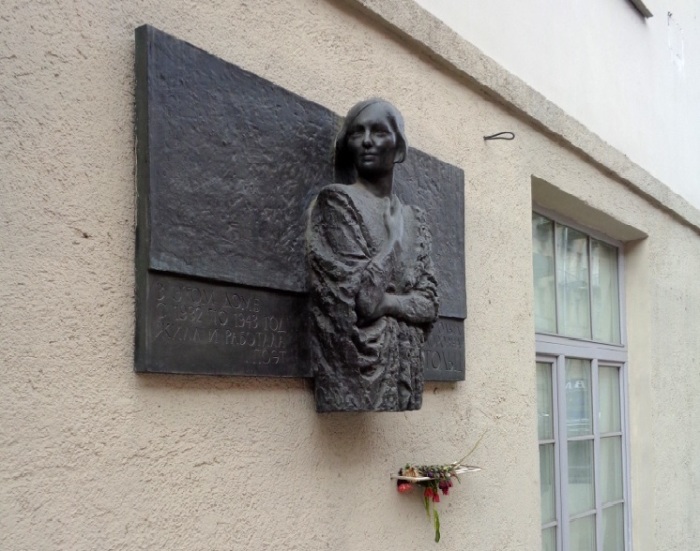 Мемориальная доска в честь Ольги Берггольц на стене дома. / Фото:Фото:palmernw.ru, М.Гуминенко