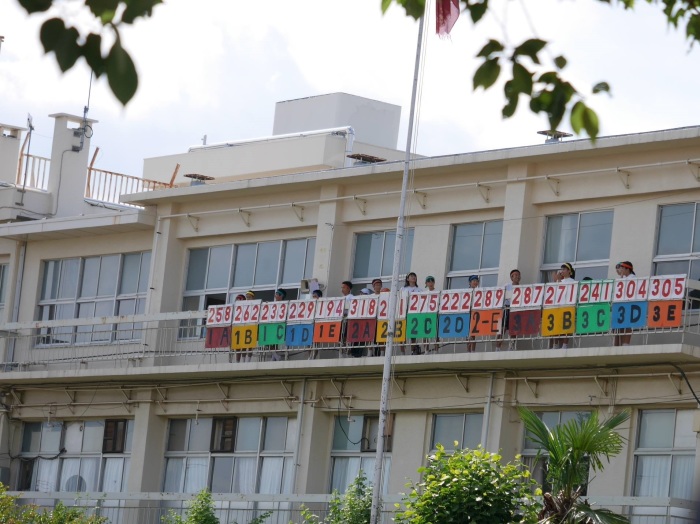 На балконе - первые, вторые и третьи классы средней школы. /Фото: Ю. Синалеев, Япония