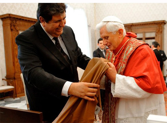 Президент Перу Алан Гарсия вручает такую накидку Папе Римскому. /Фото:nefakt.info