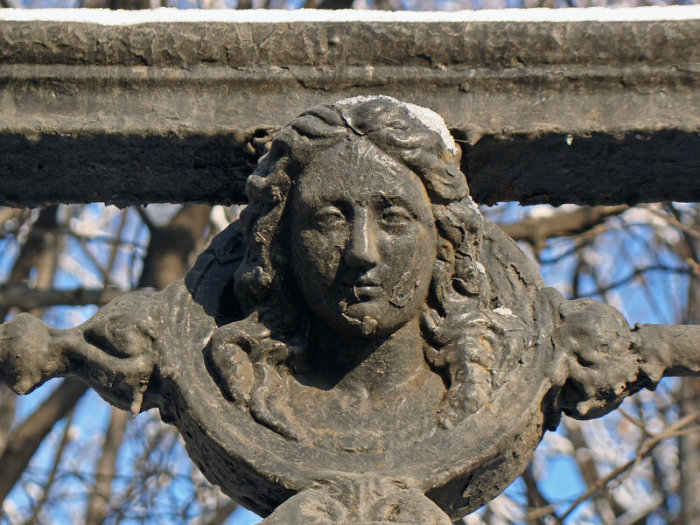 Девушка с сохранившейся части ограды Московского императорского воспитательного дома (вторая половина XVIII века).