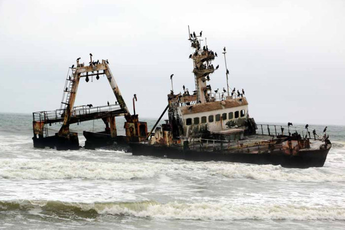 Постепенно затонувшие корабли становятся частью пустыни. /Фото:stingynomads.com