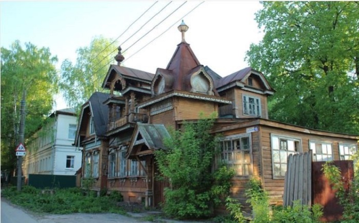 Деревянный дом в псевдорусском стиле. /Фото:autotravel-nn.ru