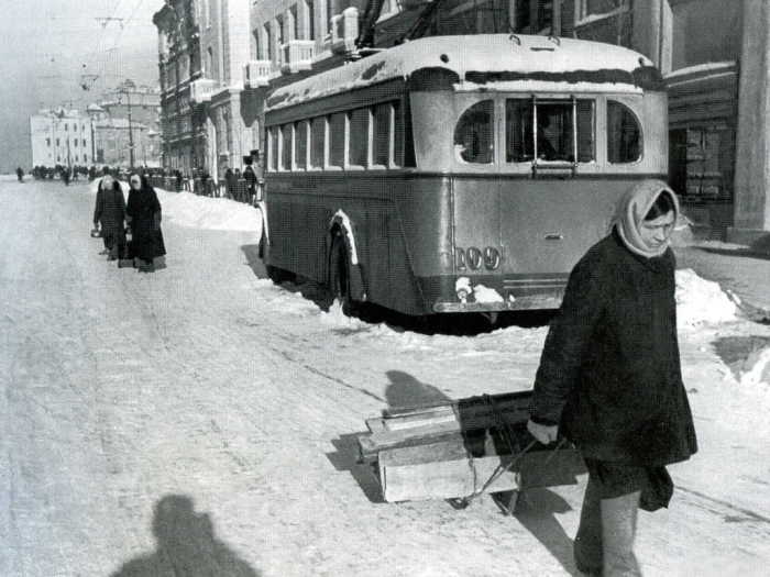 Троллейбус в блокаду. /Фото:getmuseum.ru