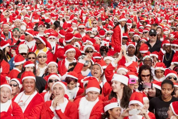 Забег Санта Клаусов в Лас-Вегасе организован в благой целью, но выглядит очень смешно.