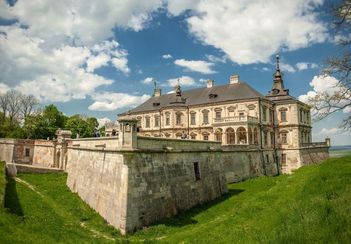 C древним замком и особенно - с его подвалами связано несколько легенд об алхимии. /Фото:Zysko Serhii, wikipedia.org 
