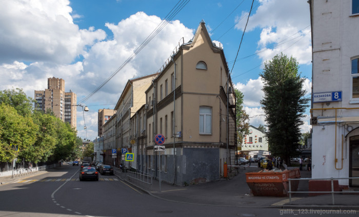 Дом-утюг с надстроенным этажом. /Фото:mediasole.ru