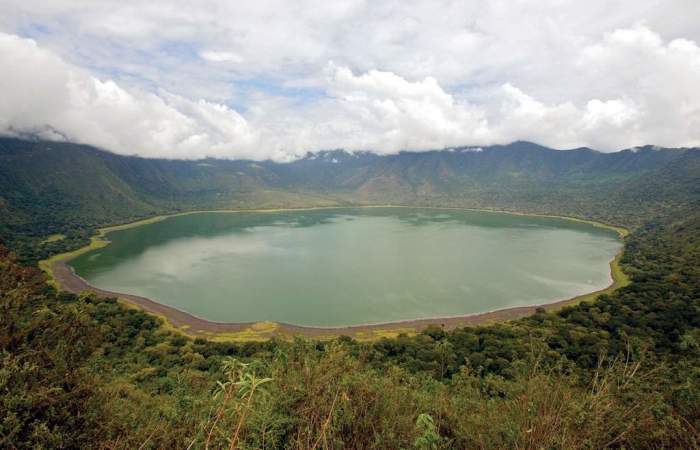 Озеро Нгоронгоро: вид с борта кратера. /Фото:wild-wings-safaris.com