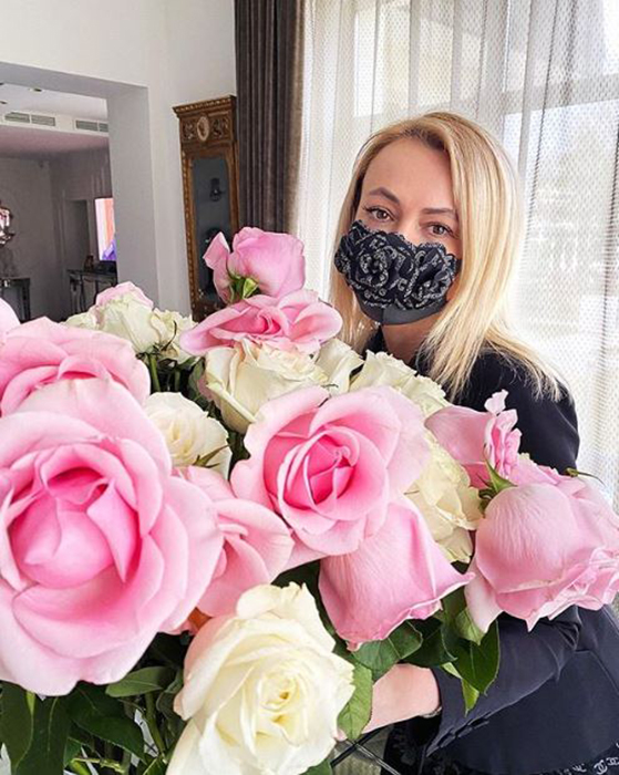 Яна Рудковская демонстрирует одну из своих масок в Instagram.