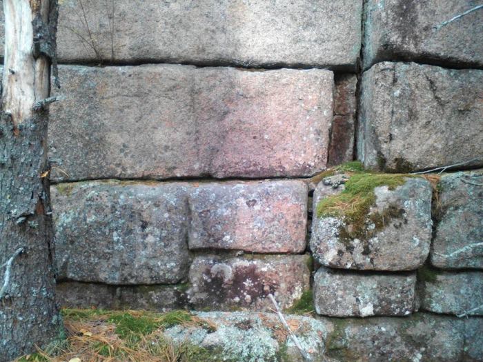 Если стену строили представители высокоразвитой цивилизации, то почему кирпичи или блоки имеют разный размер и уложены так странно?
