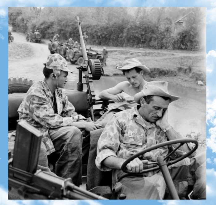 Французские солдаты на территории между Лаосом и Вьетнамом. 1953 год.