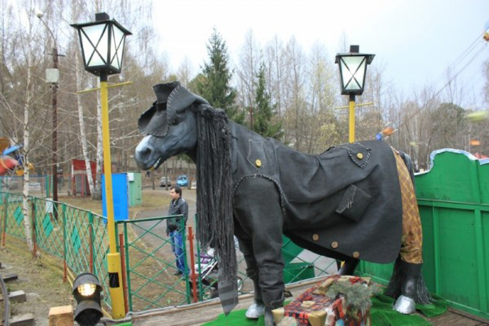 Это лишь один из бесчисленного количества Коней в пальто, появившихся в разных городах нашей страны. /Фото:.livejournal.com