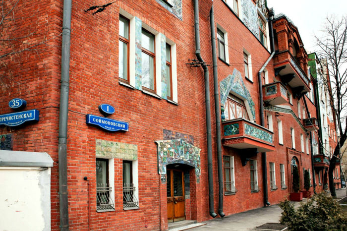 После войны квартиры расселили. Сейчас в доме расположено сразу несколько организаций. /Фото:kelohouse.ru