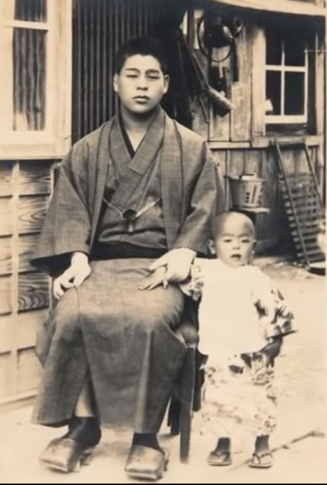 Маленький Дзиро с отцом. Ориентировочно 1927-1928 год.