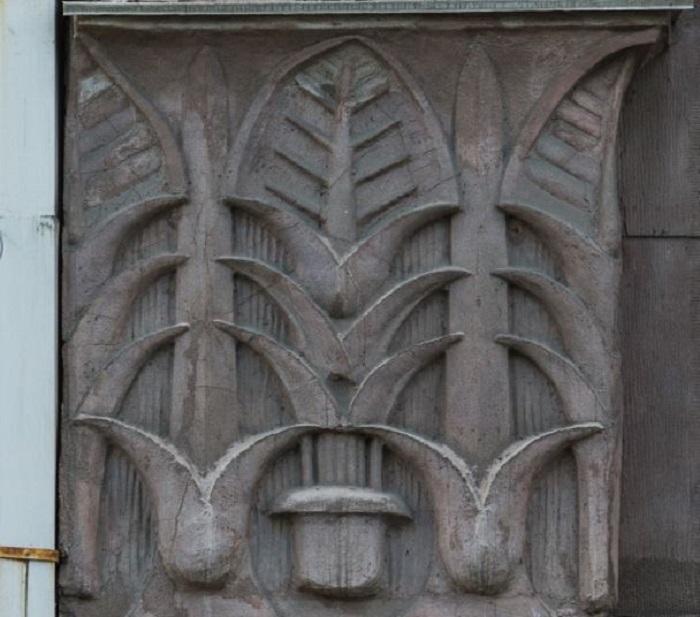 Лотосы на знаменитом доме Нежинской, украшенном в египетском стиле.. /Фото:dohodnyedoma.ru