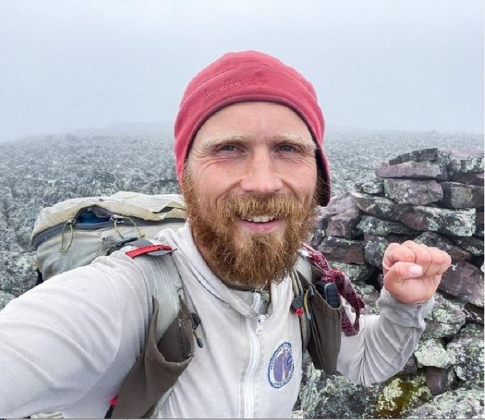 Олег Чегодаев на вершине уральской горы в конце путешествия. /Фото: страница Олега в Instagram