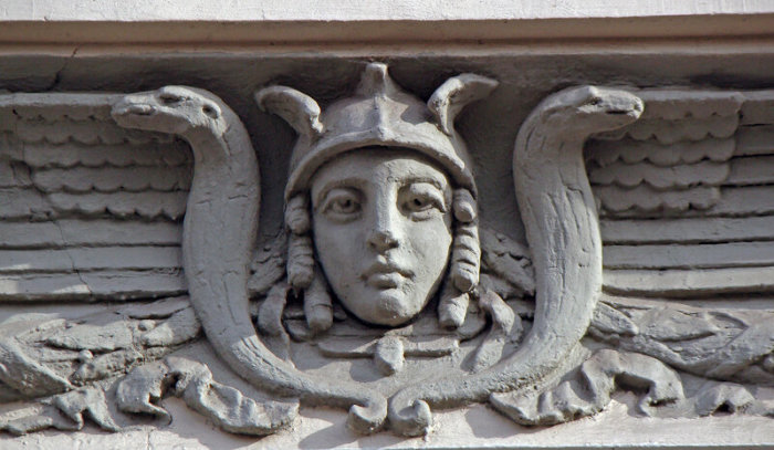 Богиня на доме по адресу: ул. Чаплыгина, 1а. Архитектор Г. Гельрих, 1911 год.