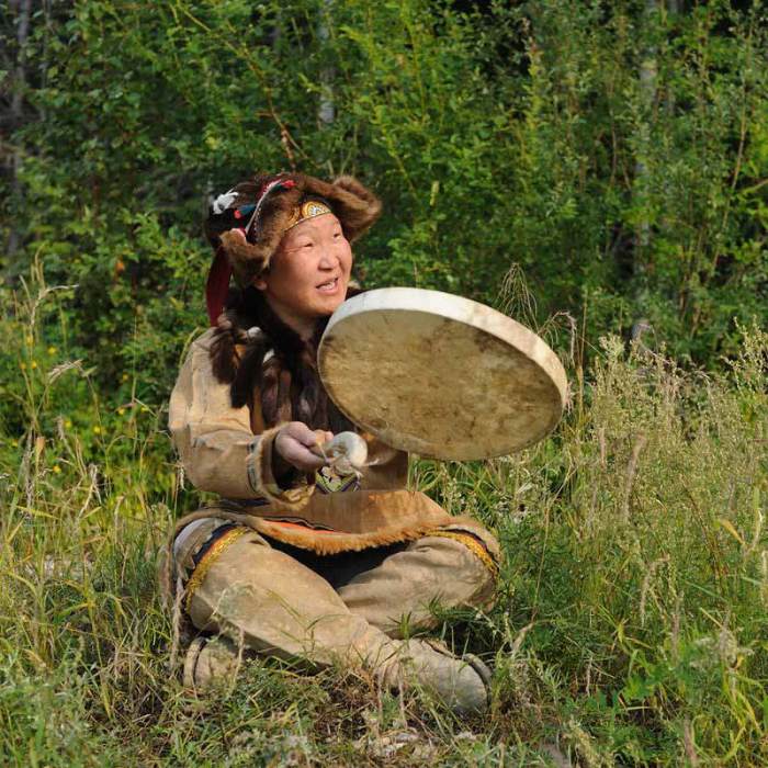 Современный носитель эвенской культуры в летней одежде/Фото:https://республика-саха-якутия.рф