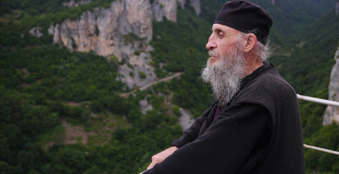 Современный монах, как когда-то Симеон, избрал радикальный способ уединения. /Фото:bigpicture.ru