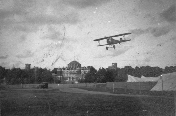 Аэроплан заходит на посадку на Ходынском поле. 1918 год. /Фото:pastvu.com