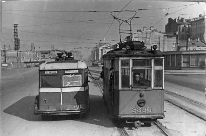 Буксировка троллейбуса в парк. Ленинград, 1942 год. /Фото:fotocdn.net
