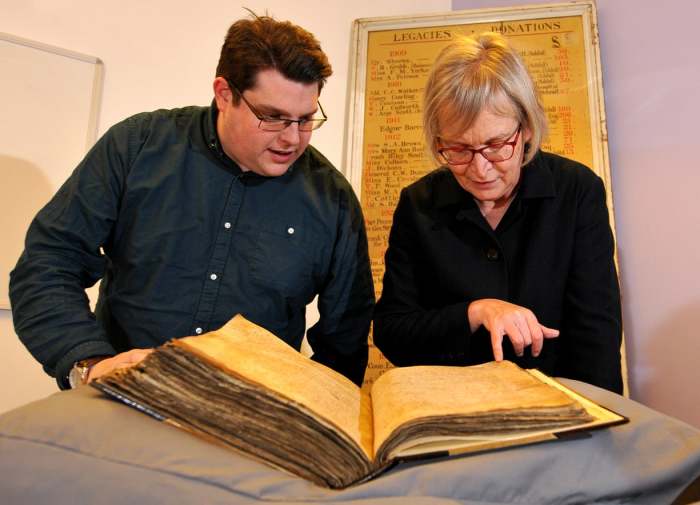 Гэри Брэннан и Сара Рис Джонс изучают один из регистров архива. Фото: york.ac.uk