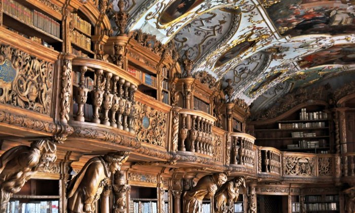 Одна из самых красивых библиотек с загадочными скульптурами. /Фото:panoramio.com