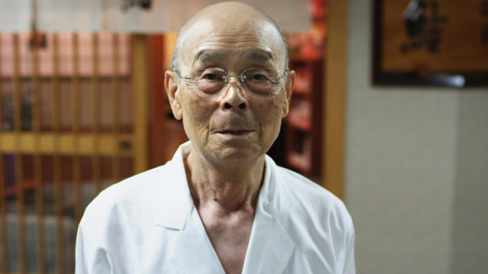 Ему 93 года и он понимает, что ему осталось недолго, но пока он полон сил и желания делать суши всё лучше и лучше. /Фото:tatil.uz