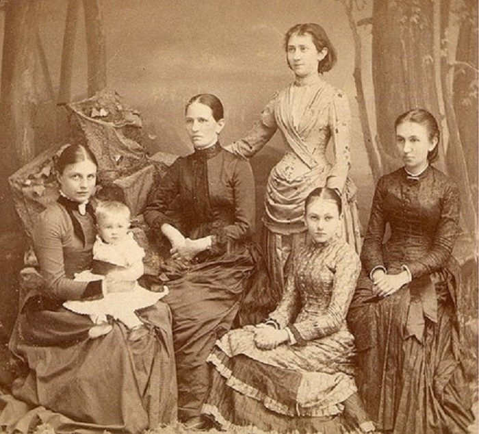 Семья Базановых. Слева Варвара с ребенком, в центре - ее мать.