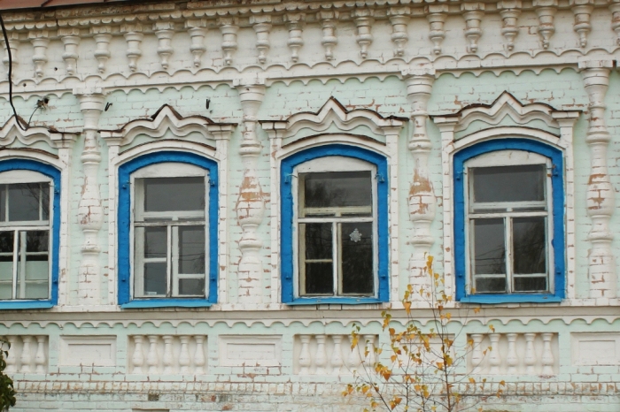 Интересный дореволюционный фасад. /Фото:hautiev-sh.livejournal.com