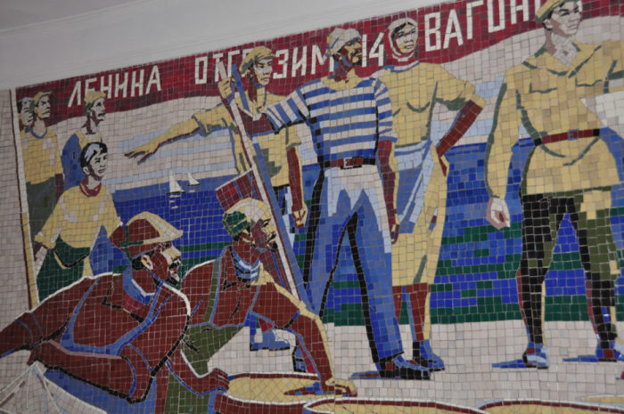 Мозаика, напоминающая о том, что раньше это была территория Советского государства. /Фото:messynessychic.com