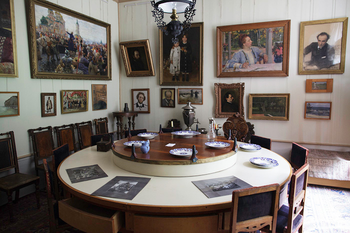 Знаменитый репинский стол до сих пор можно увидеть в его музее-усадьбе. /russkiymir.ru