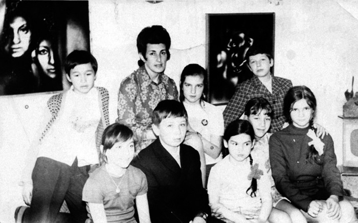 Виктор Цой (крайний слева) в художественной школе. 1973 год. /Фото:pravda-nn.ru