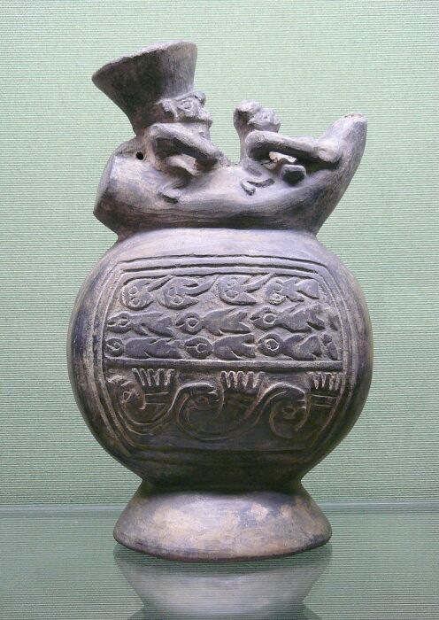 Бутылка культуры Чиму . /Национальный музей керамики, Севр, Франция