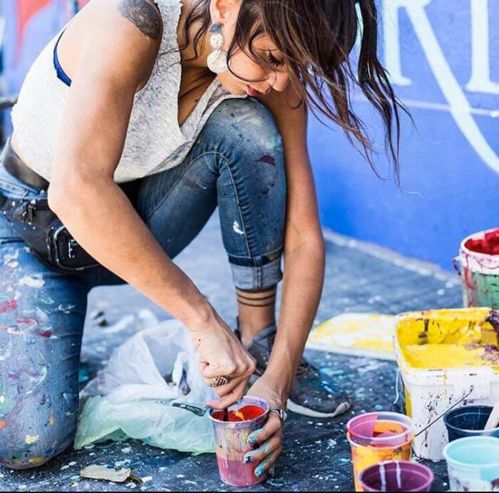 Она попробовала порисовать с помощью баллончика и поняла, что разрисовывать стены её призвание.