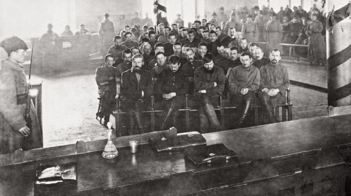 Пепеляев (в первом ряду в центре) на суде в Чите (1924 год).