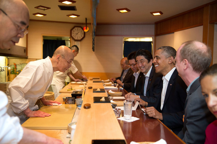 Президент США Барак Обама и премьер-министр Японии Яб Абэ Синдзо в ресторане Дзиро Оно. 2014 год. /Фото:wikimedia.org